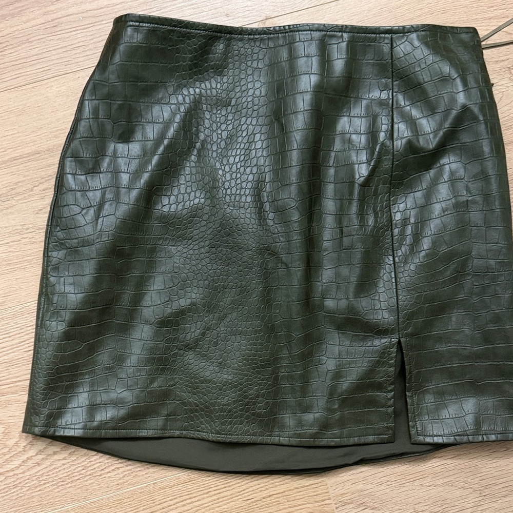 Elegant Green Faux Leather Skirt